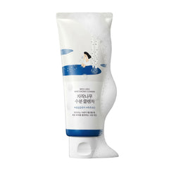 ROUND LAB Birch Juice Moisturizing Cleanser bottle pump promotes easy daily cleansing.