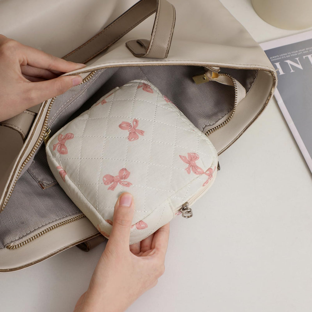 RSRSLEII cosmetic pouch on-purse usage shows portable organization