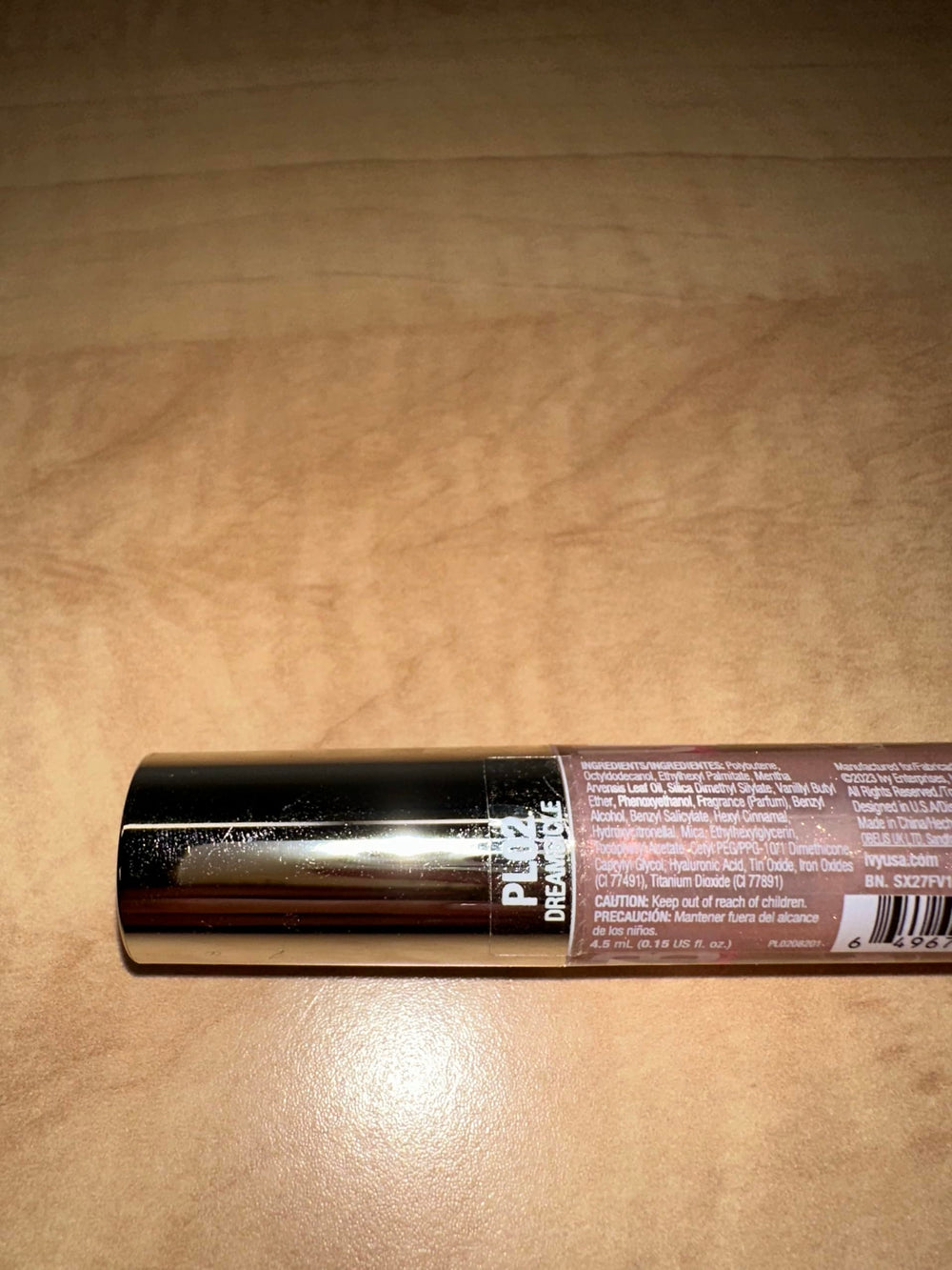 Labios de Ruby Kisses con acabado hidratante y volumen sin sensación pegajosa.