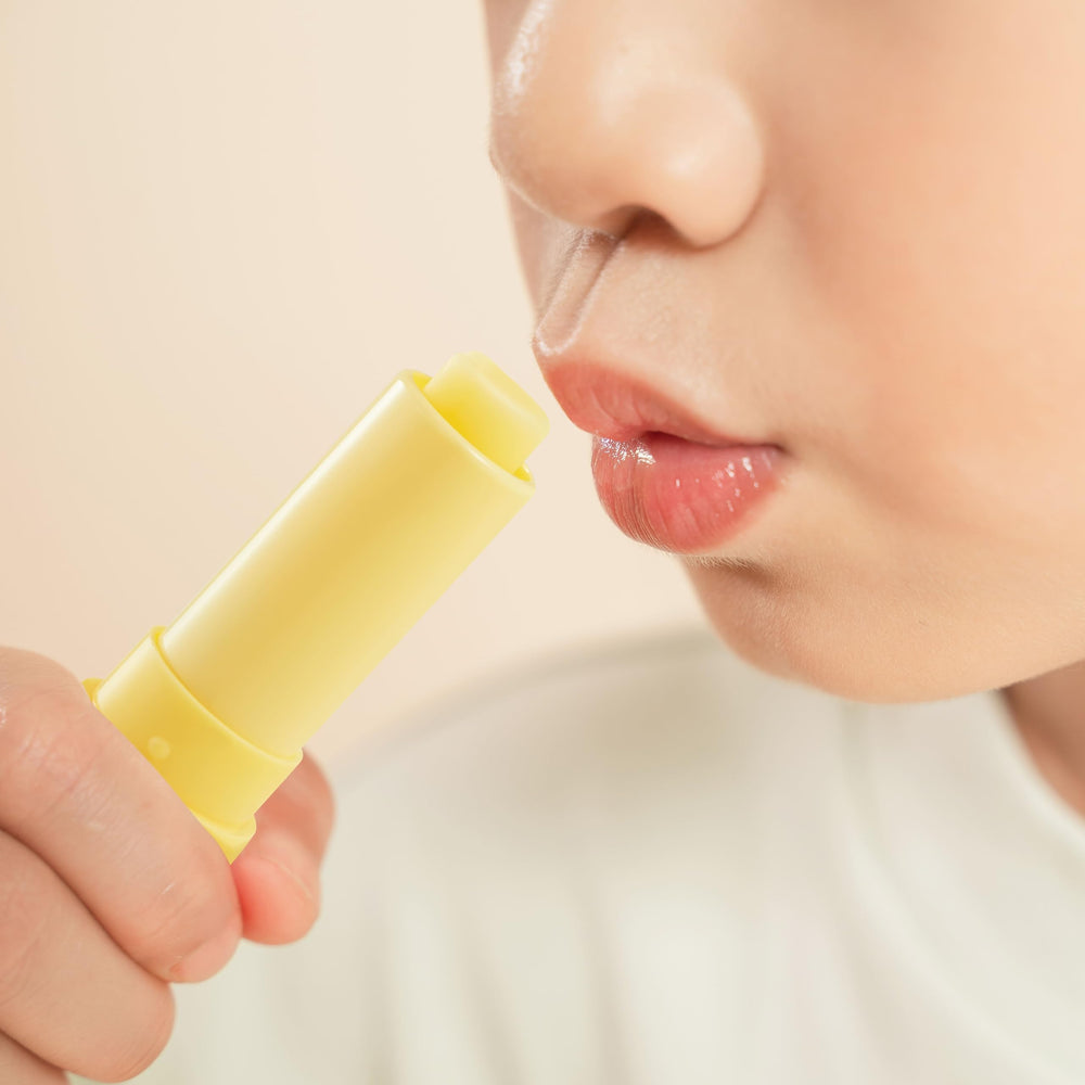 RUNBEN Lip Balm protects lips against winter wind and dryness.