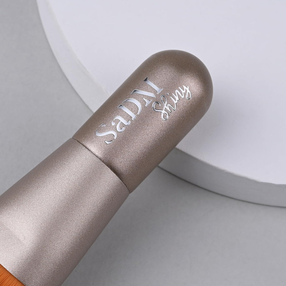 SaDM Shiny Kabuki angled blender brush full-face makeup use across powder to liquid transitions.
