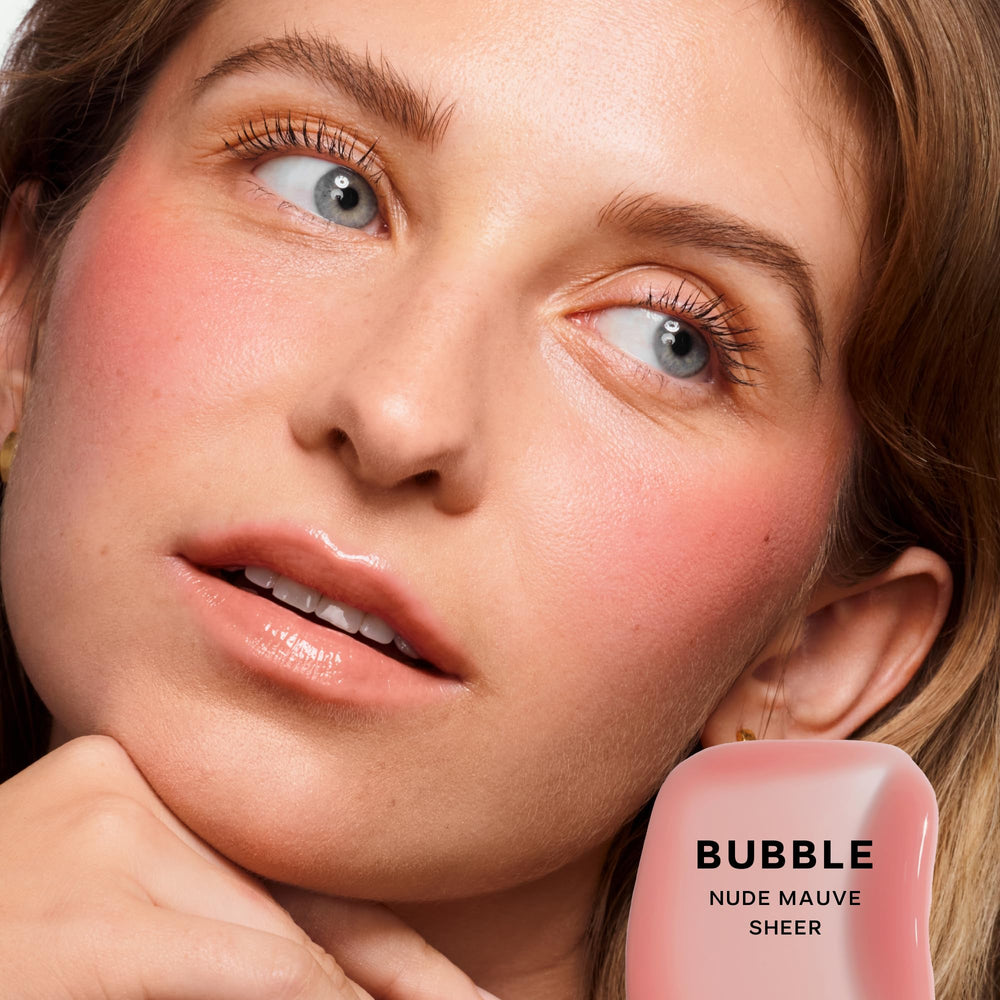 Close-up of the doe-foot applicator applying GlossyBounce for hydrating gloss.