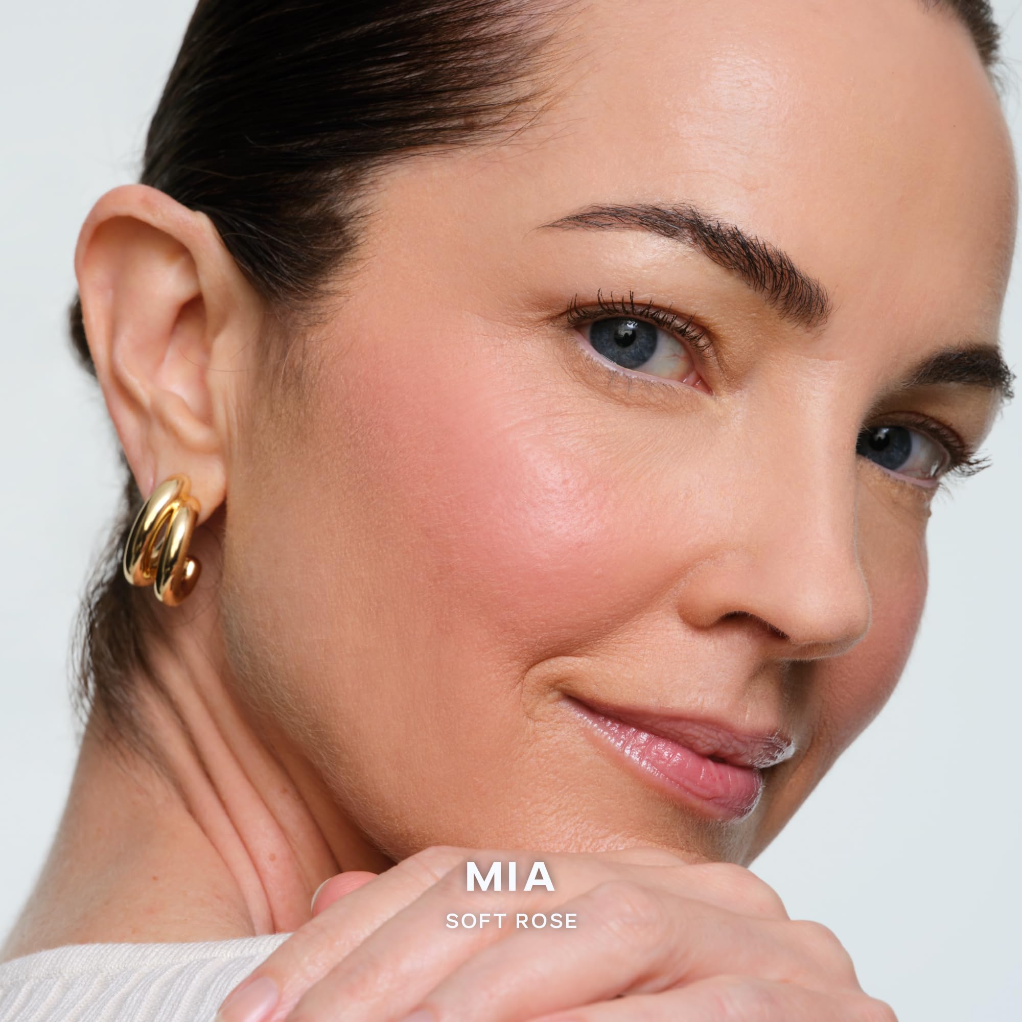 Saie SuperSuede baked blush texture swirl highlights diffused color for seamless blending.