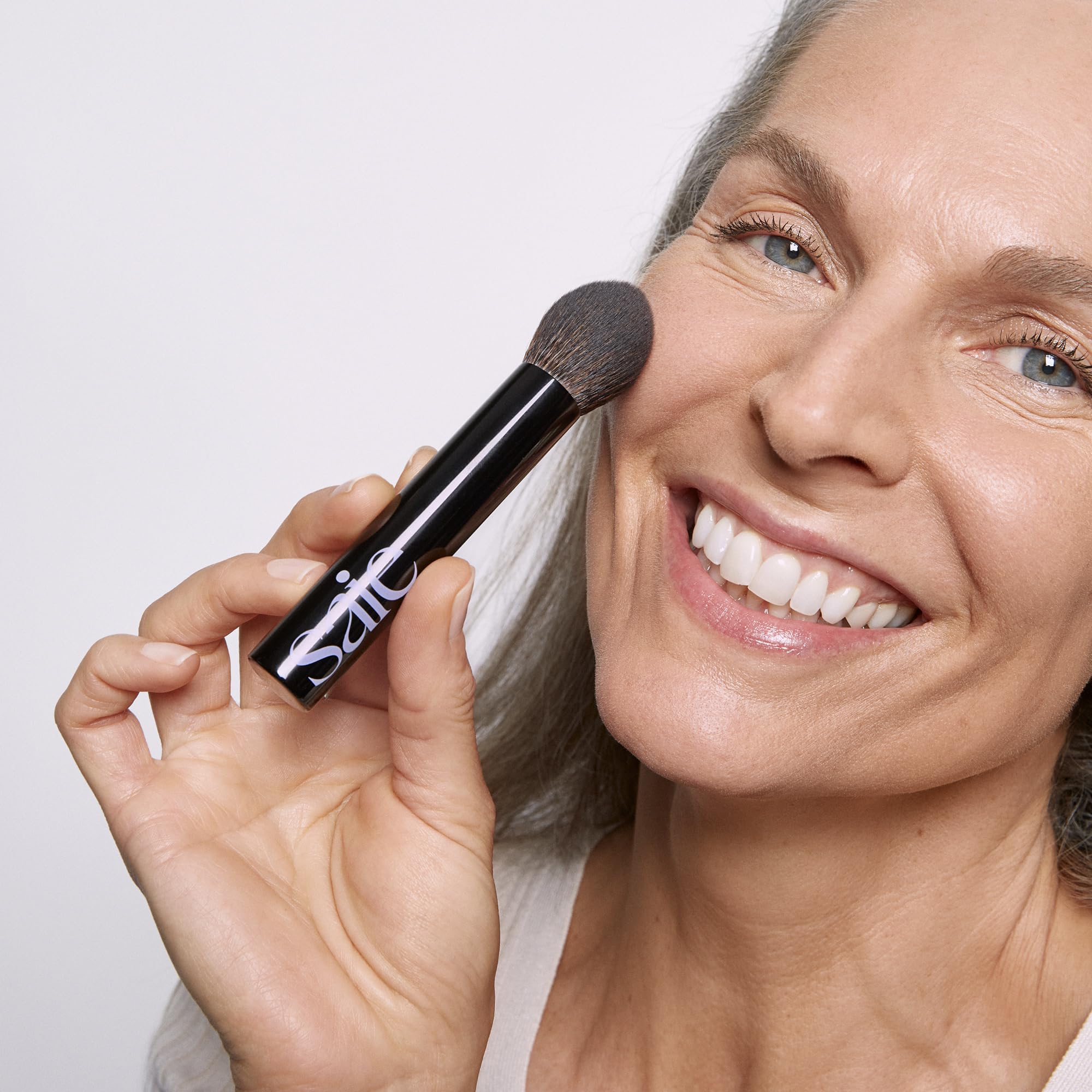 Saie The Fluffy Brush vegan, cruelty-free construction supports ethical beauty routines.
