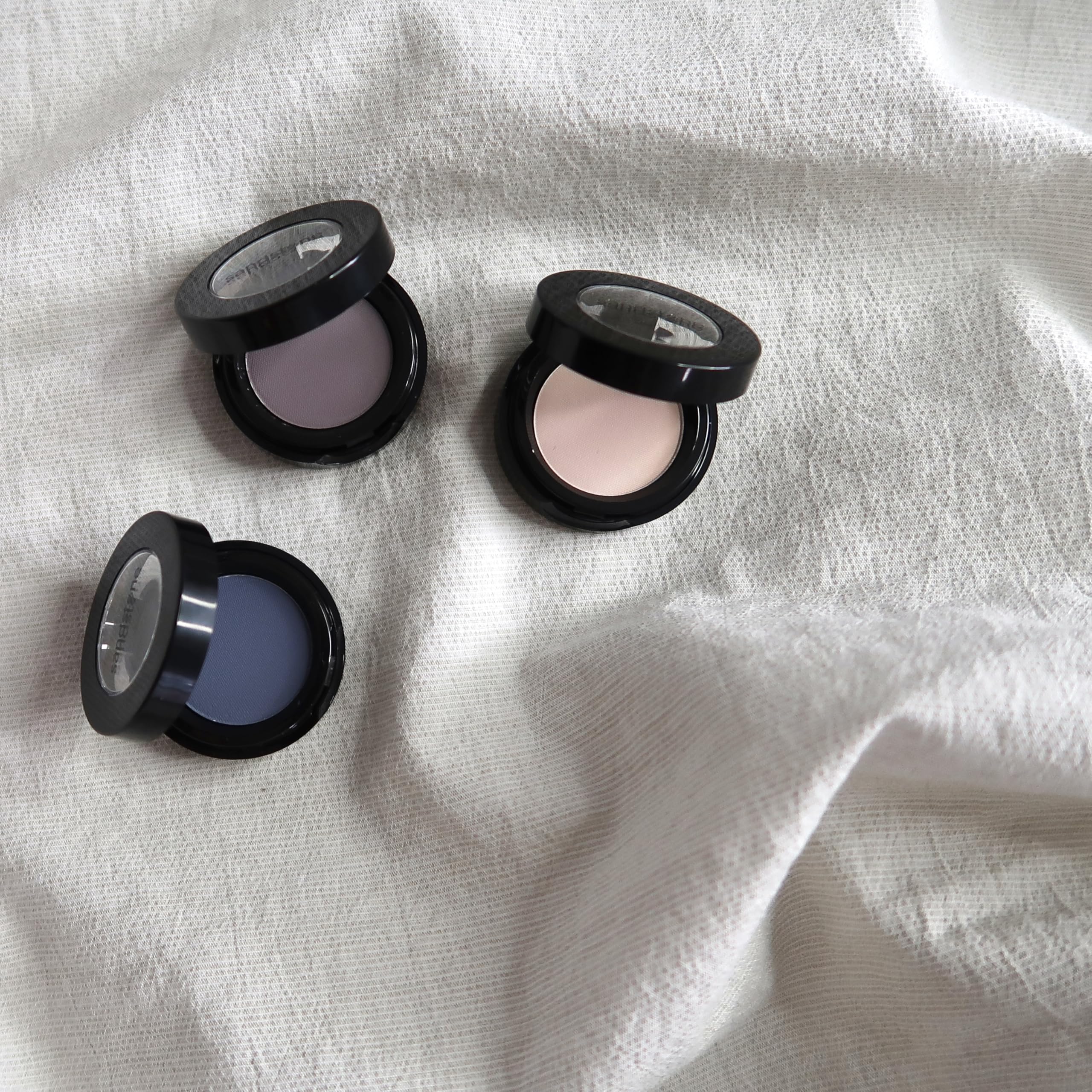 Sandstone Scandinavia Eyeshadow 262 White-ish shade as a brightening base for subtle looks