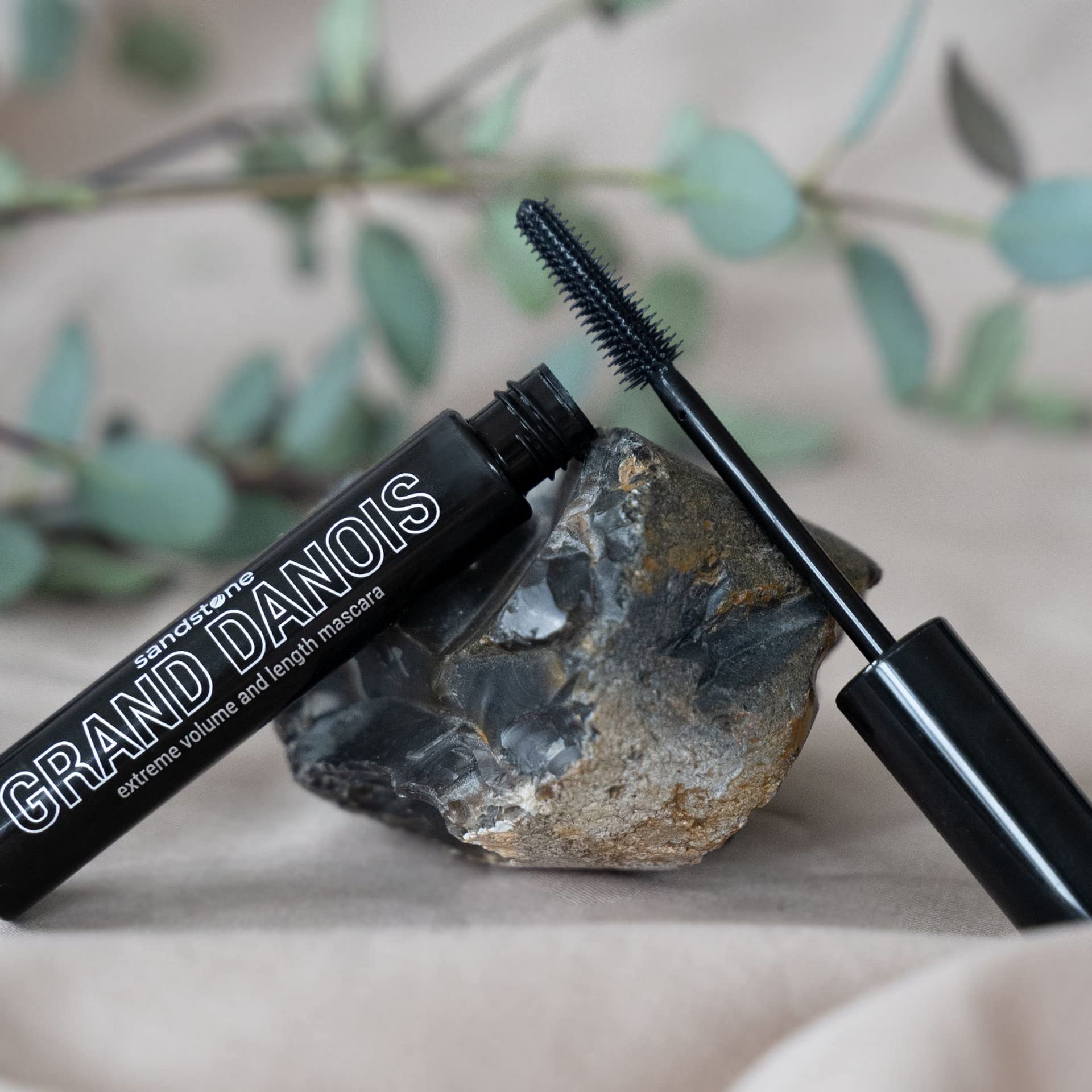 Sandstone Scandinavia hypoallergenic mascara applied lash showing lengthened defined lashes