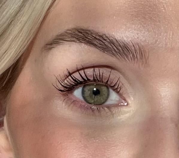 Sandstone Scandinavia mascara wand in action for smooth lengthening application