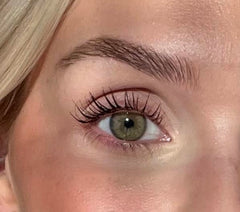 Sandstone Scandinavia mascara wand in action for smooth lengthening application