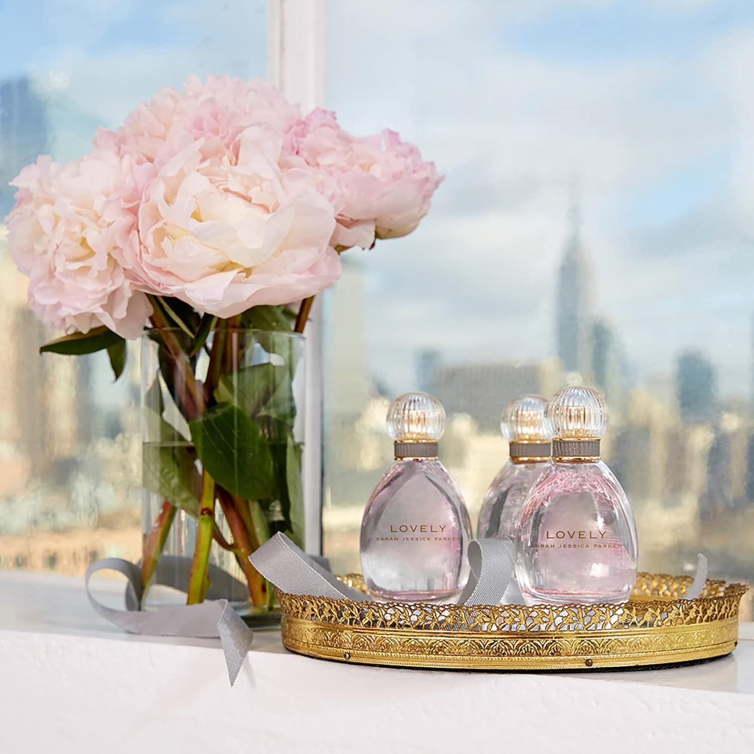 Sarah Jessica Parker body mist spray action demonstrates easy application and scent release