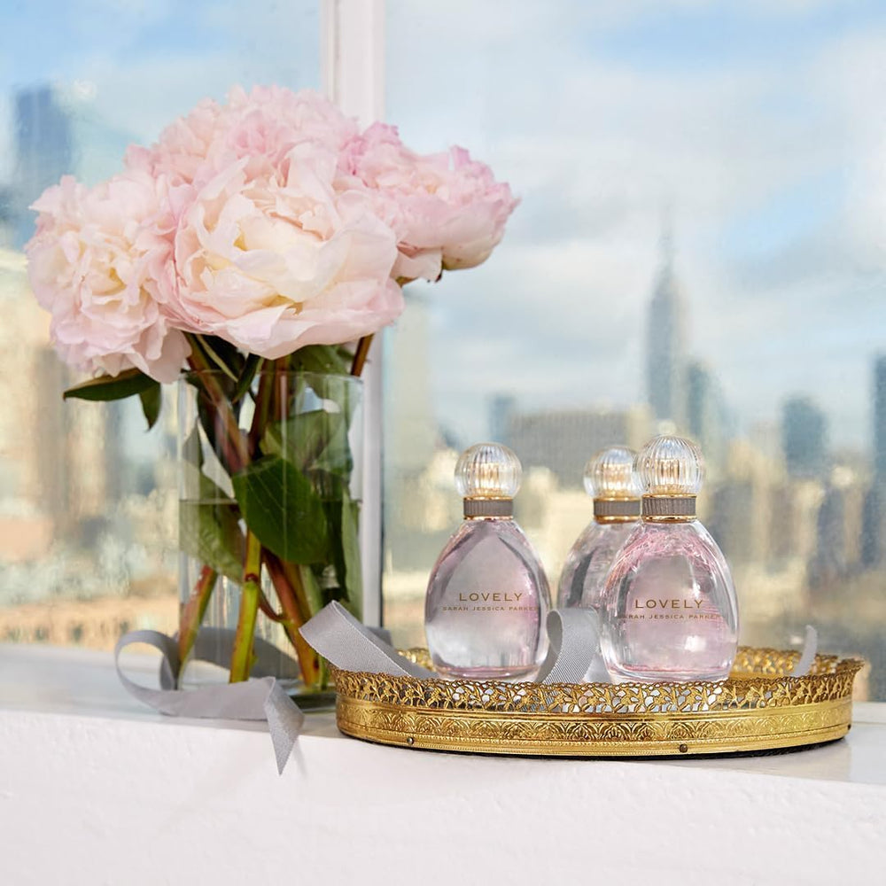 Sarah Jessica Parker Lovely heart notes image reveals patchouli and orchid for refined glamour.