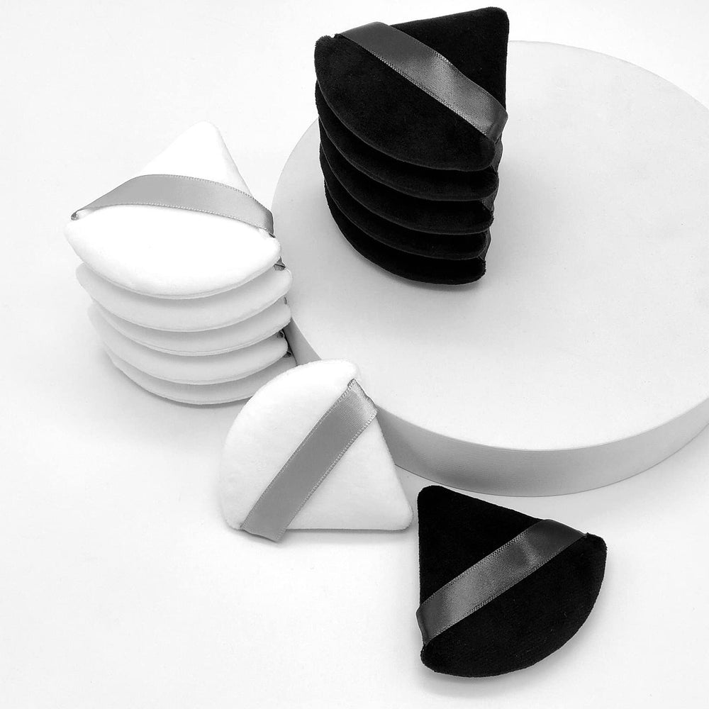 Scartink triangle powder puff design helps efficient powder pickup and distribution.