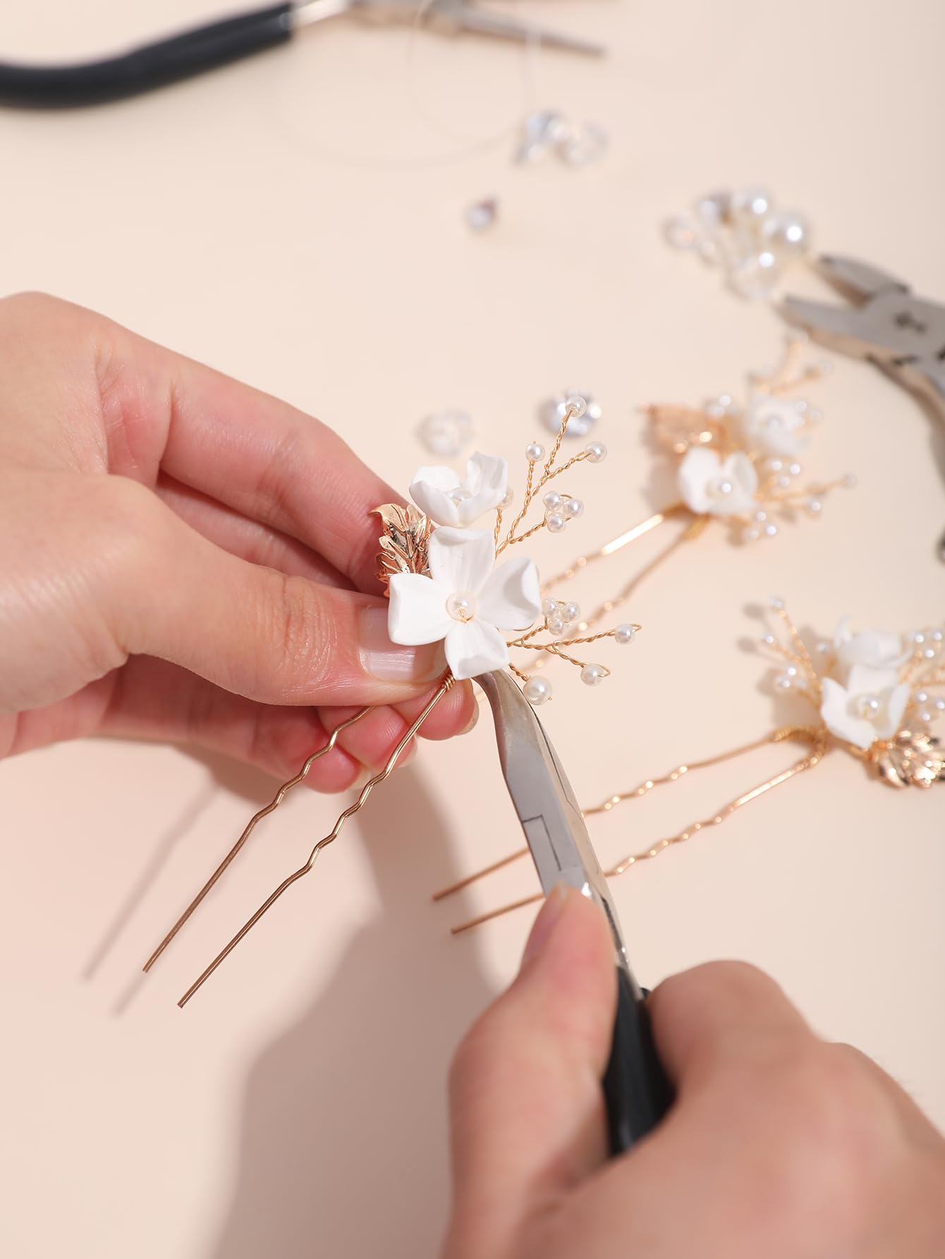 SELFCLOUD white pearls close-up highlights elegant craftsmanship and secure hold