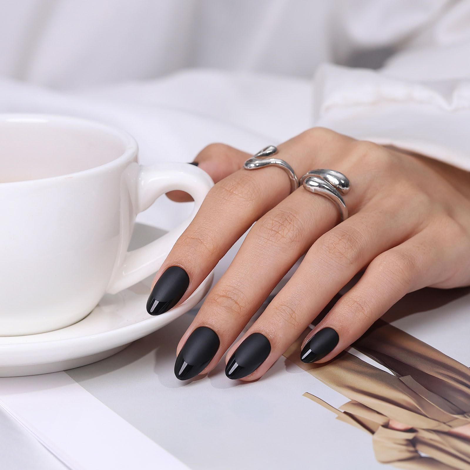 ShangMeng Christmas short nails show glossy French tips on a festive look