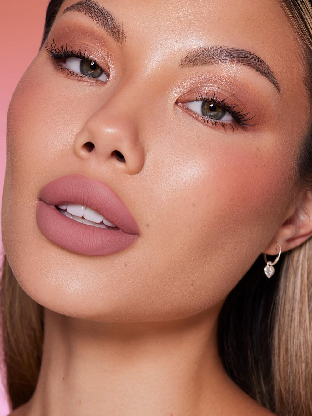 SHEGLAM Dynamatte Boom waterproof finish demonstrates transfer-proof wear in any weather.