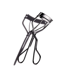 Shiseido eyelash-curler broad curve captures every lash for fuller fringe