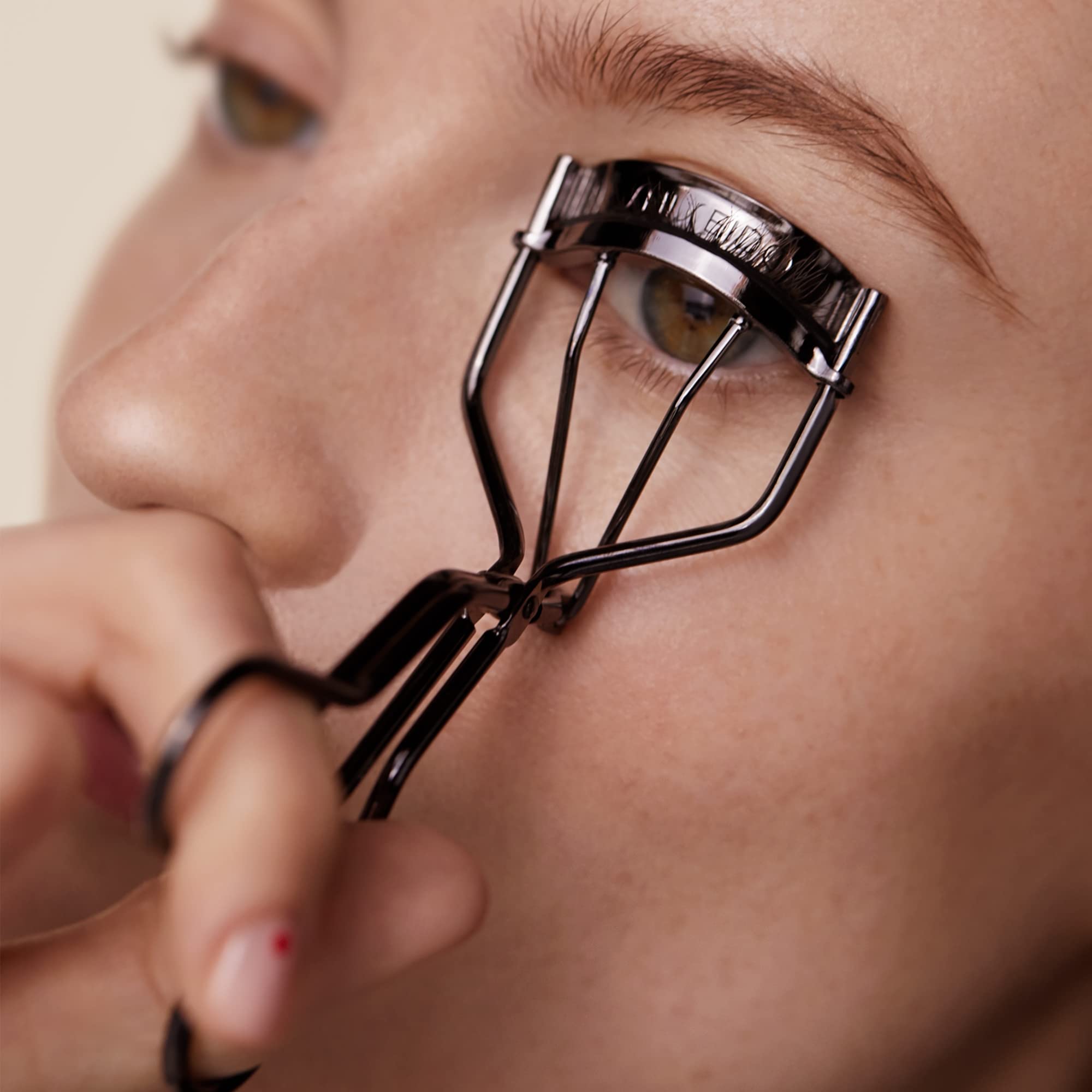 Shiseido eyelash-curler magnified glide shows smooth lash interaction and curl reliability