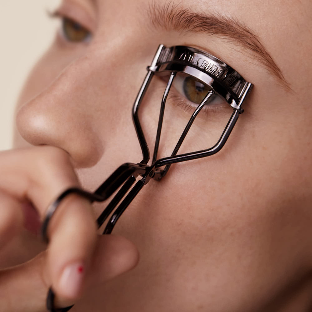 Shiseido eyelash-curler magnified glide shows smooth lash interaction and curl reliability