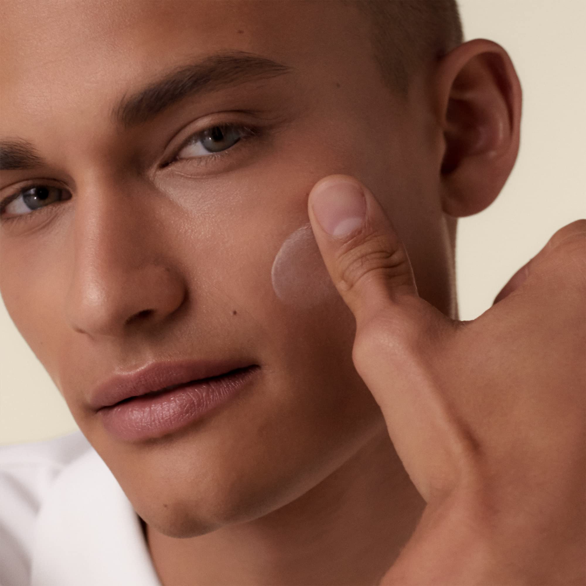 Shiseido Urban Environment sunscreen demonstrating 40-minute water resistance during activity.