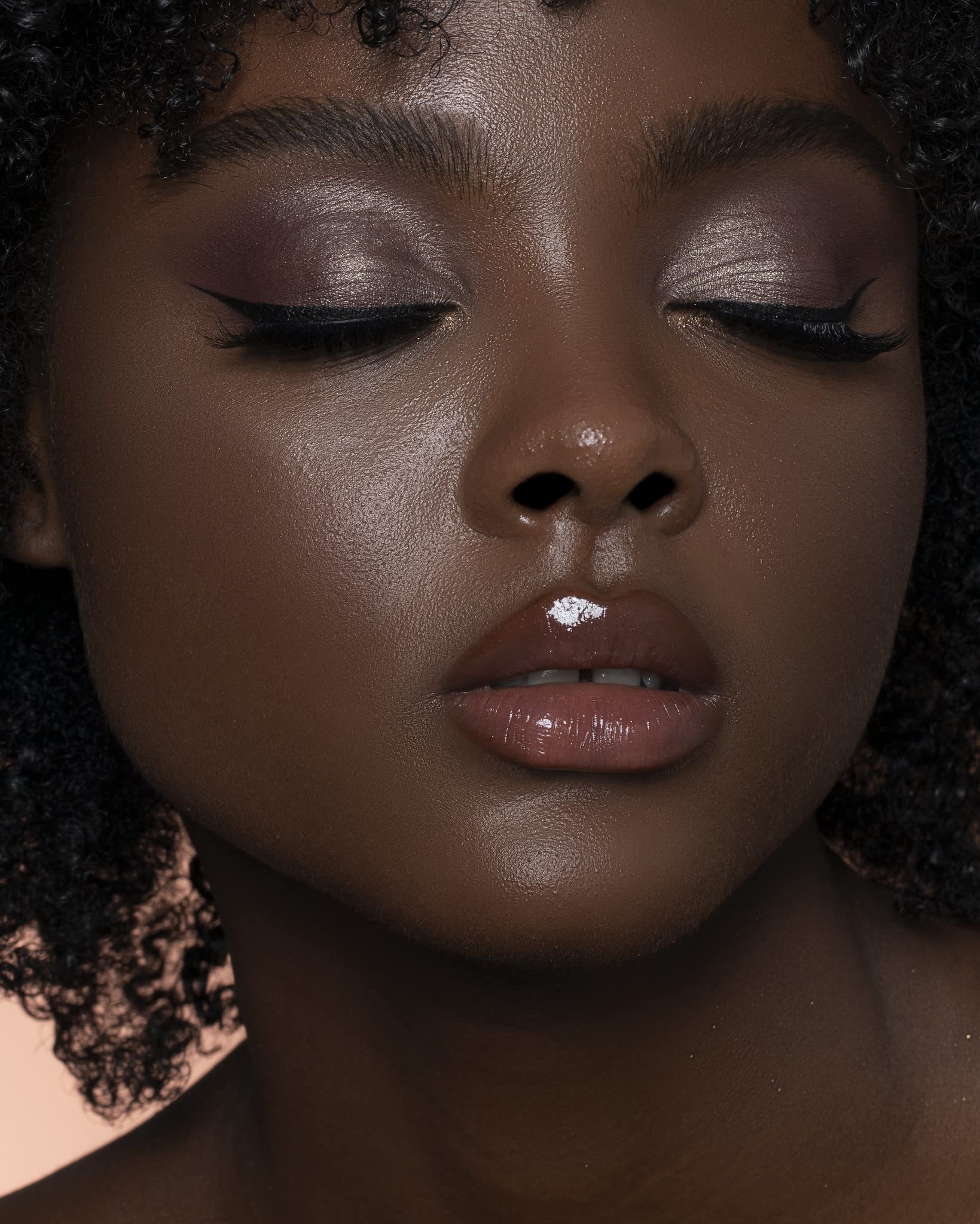 Sigma Beauty E38 soft fibers close-up highlight skin-safe design.