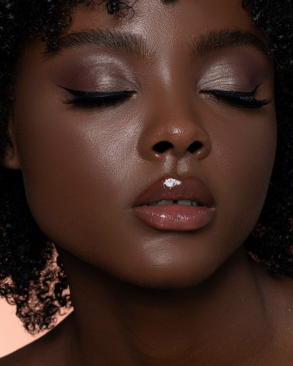 Sigma Beauty E38 soft fibers close-up highlight skin-safe design.
