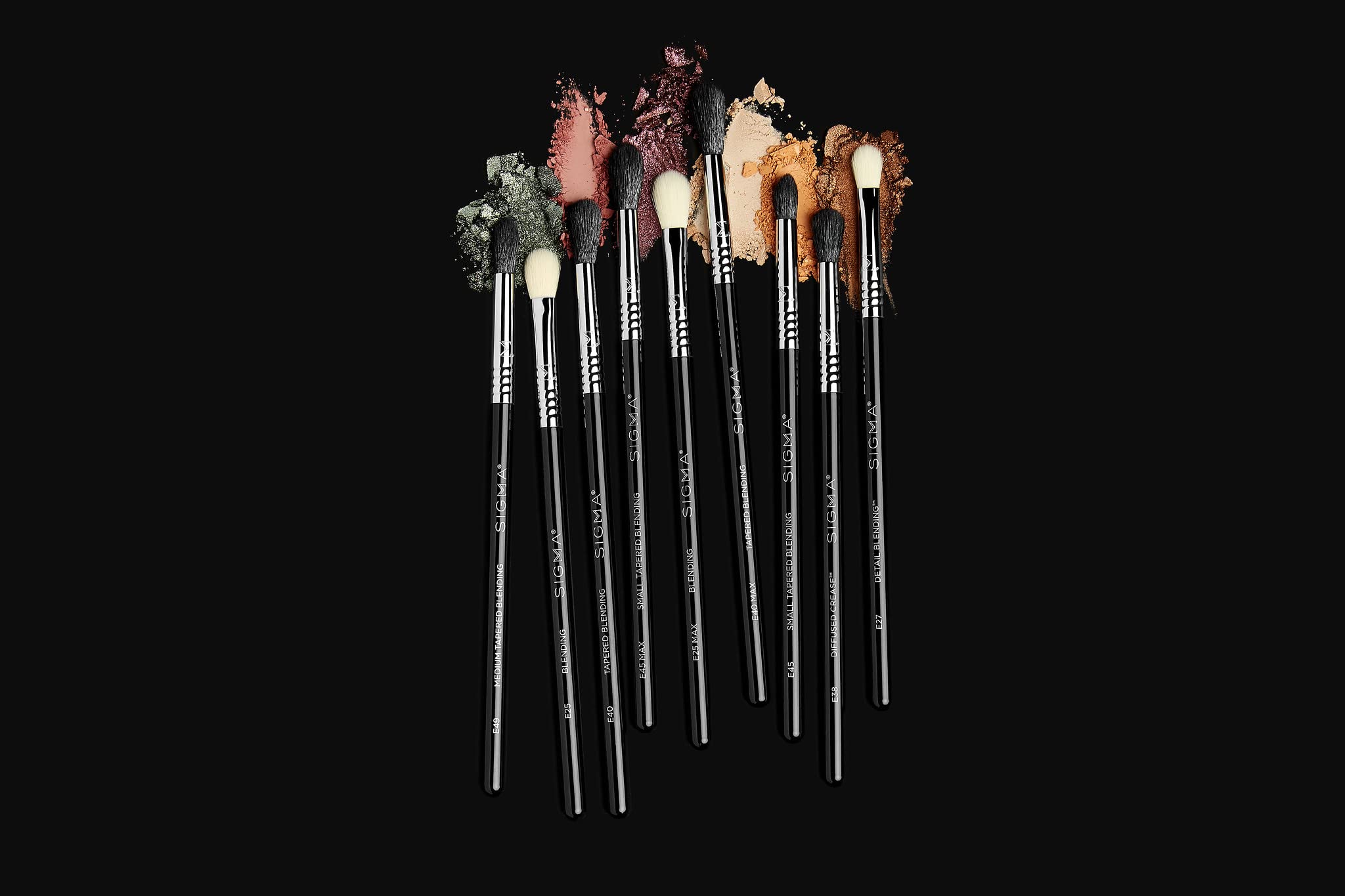 Sigma Beauty E38 thin fibers close-up for even lid application.