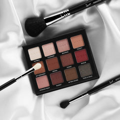 Sigma Beauty E40 in action blending crease shade for soft transition
