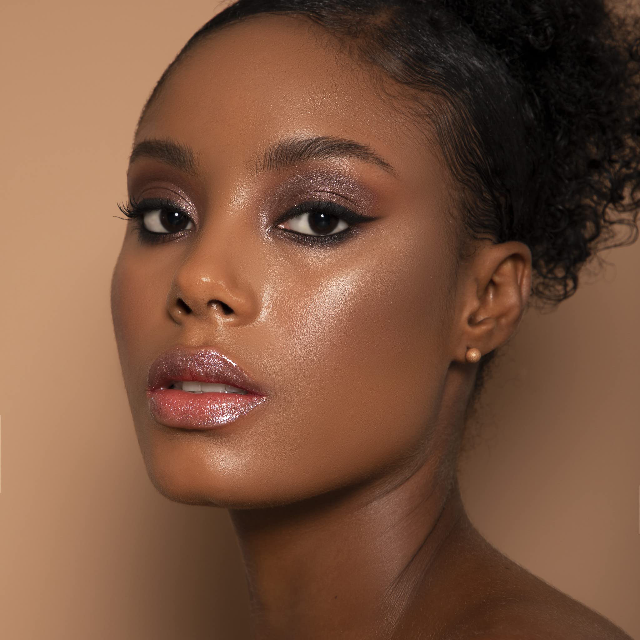 Sigma Beauty E45 synthetic fibers: ultra-soft, hypoallergenic, vegan-friendly.