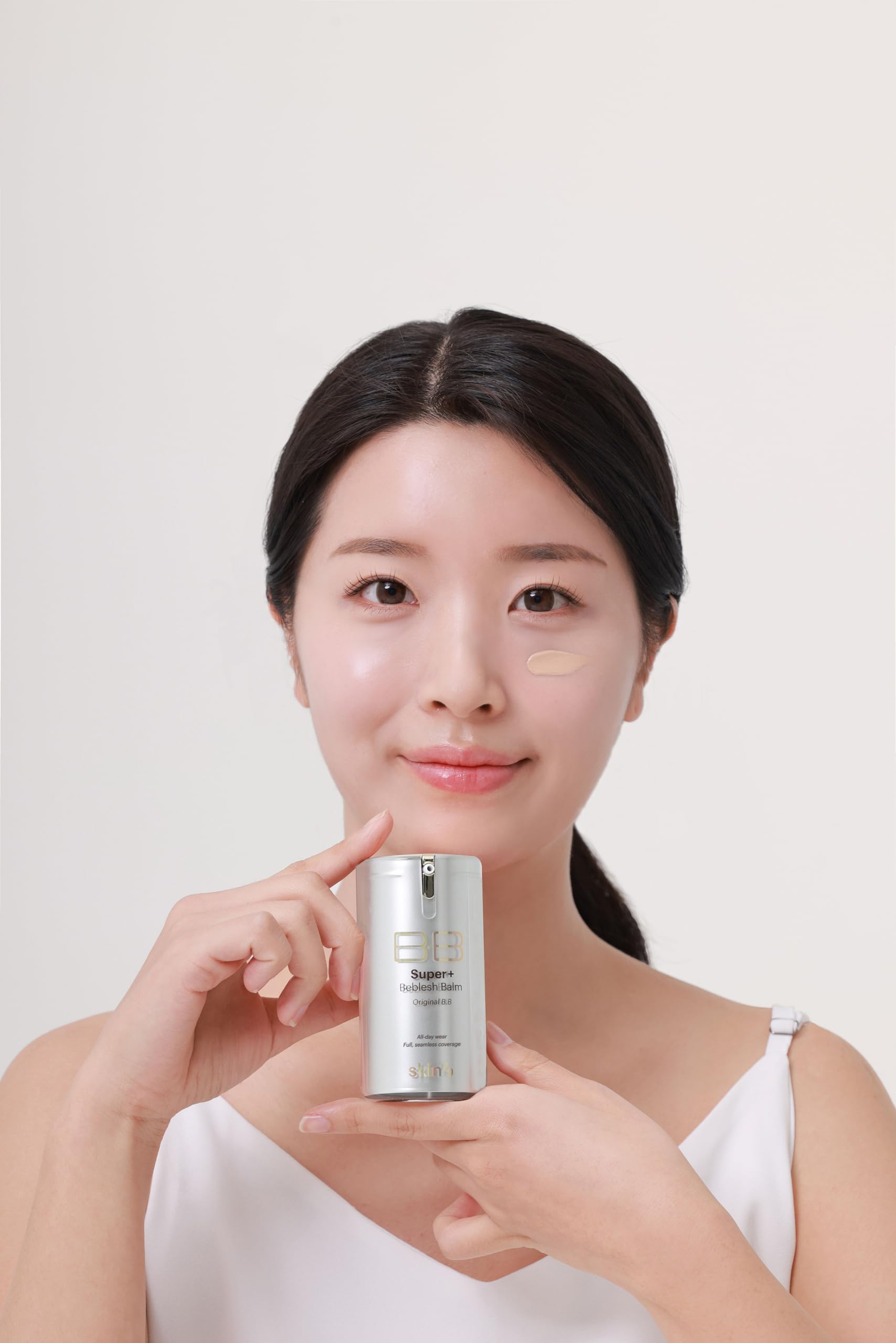 SKIN79 Gold BB caviar-moisture close-up shows deep hydration effect