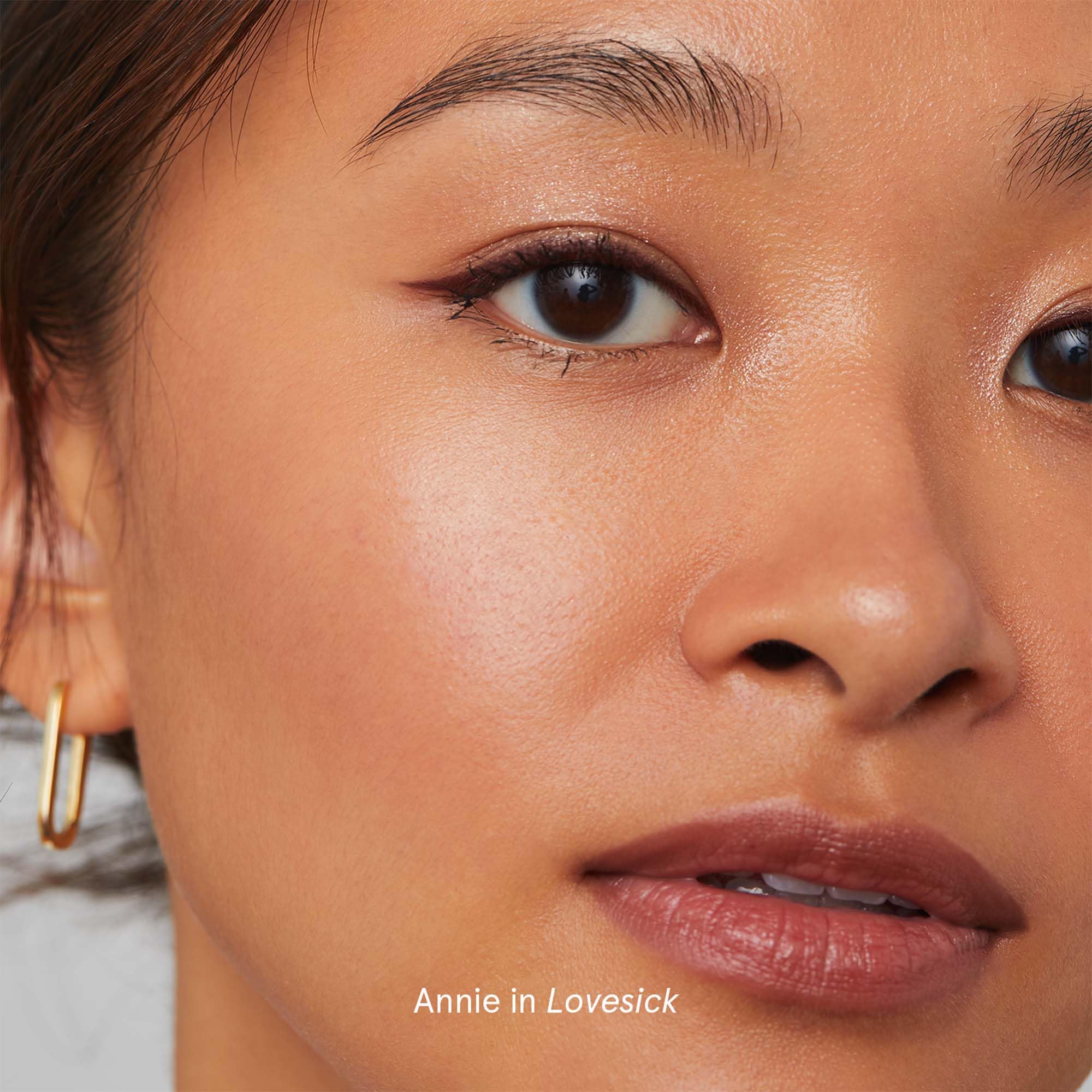 SOSHE eyeliner applied along the lash line for easy, precise definition.