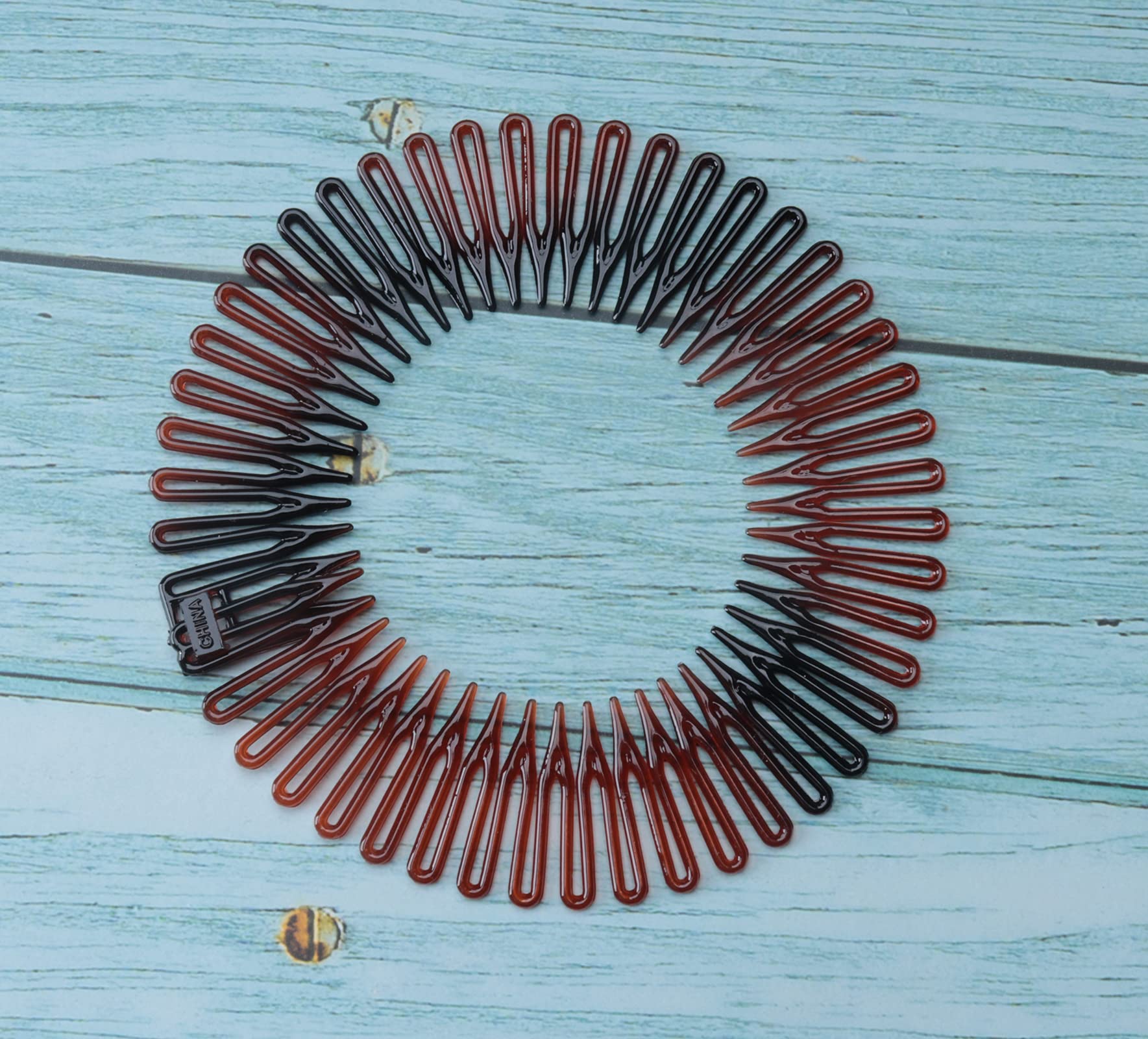 Sowaka round-stretch-comb elasticity adapts to many hair types.