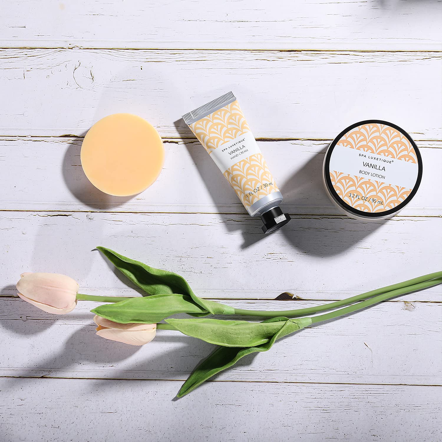 Spa Luxetique shower gel offering invigorating cleansing with a soothing vanilla scent.
