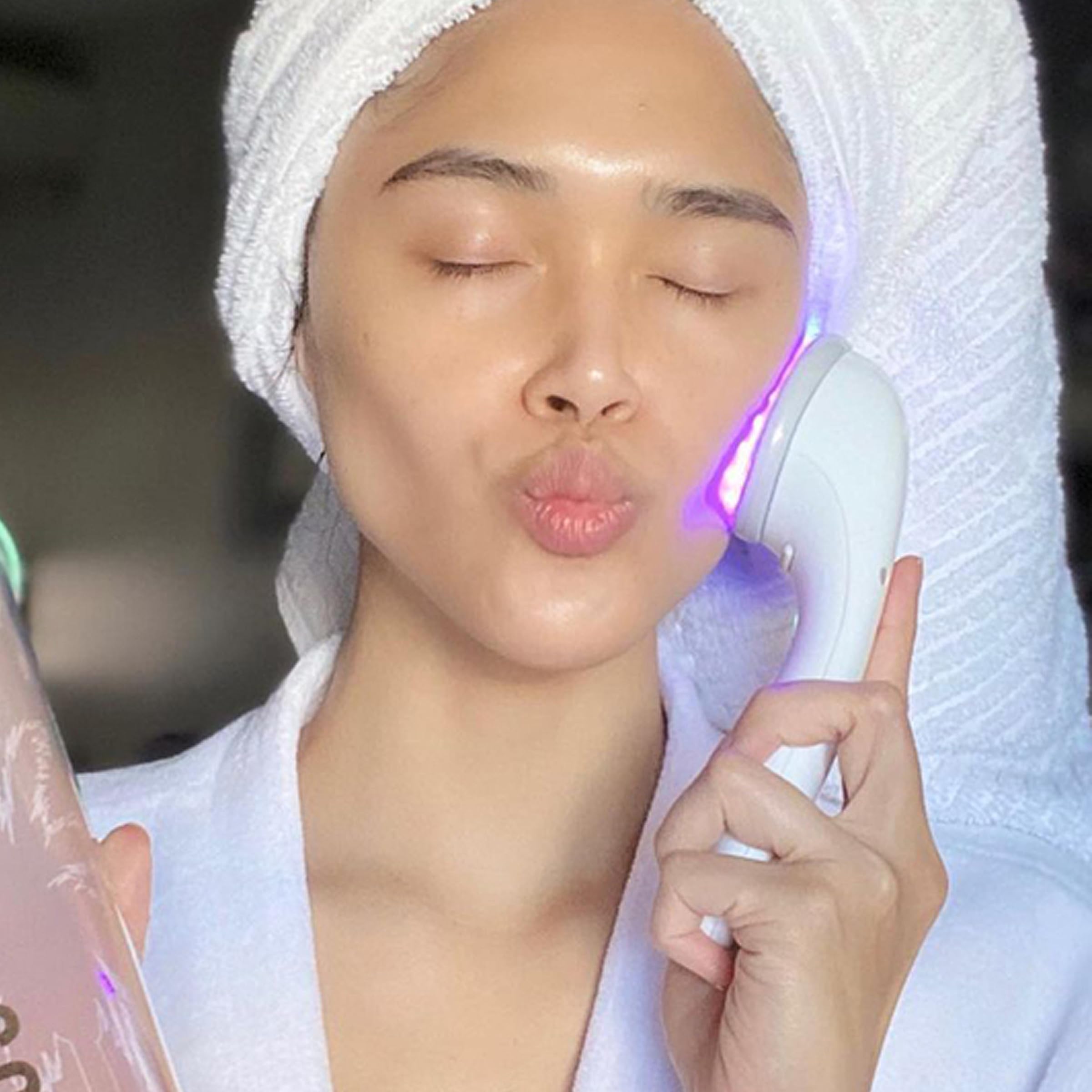 Spa Sciences CLARO therapy session scene portrays at-home treatment in a calm setting.