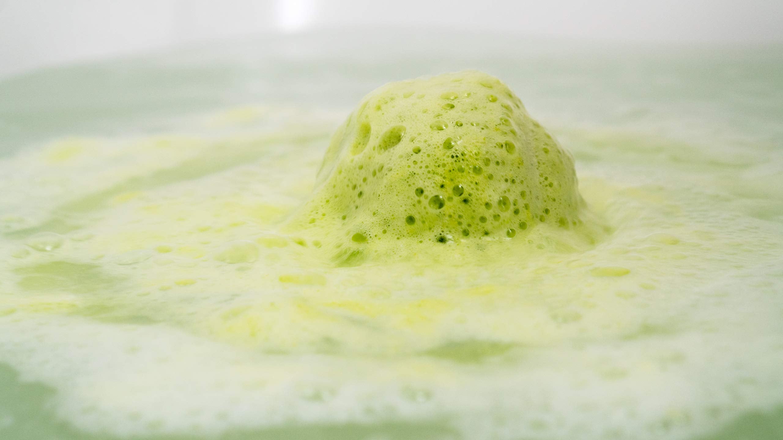 Sportigift tennis-ball-bath-bombs upcycled-can packaging promotes eco-friendly presentation.