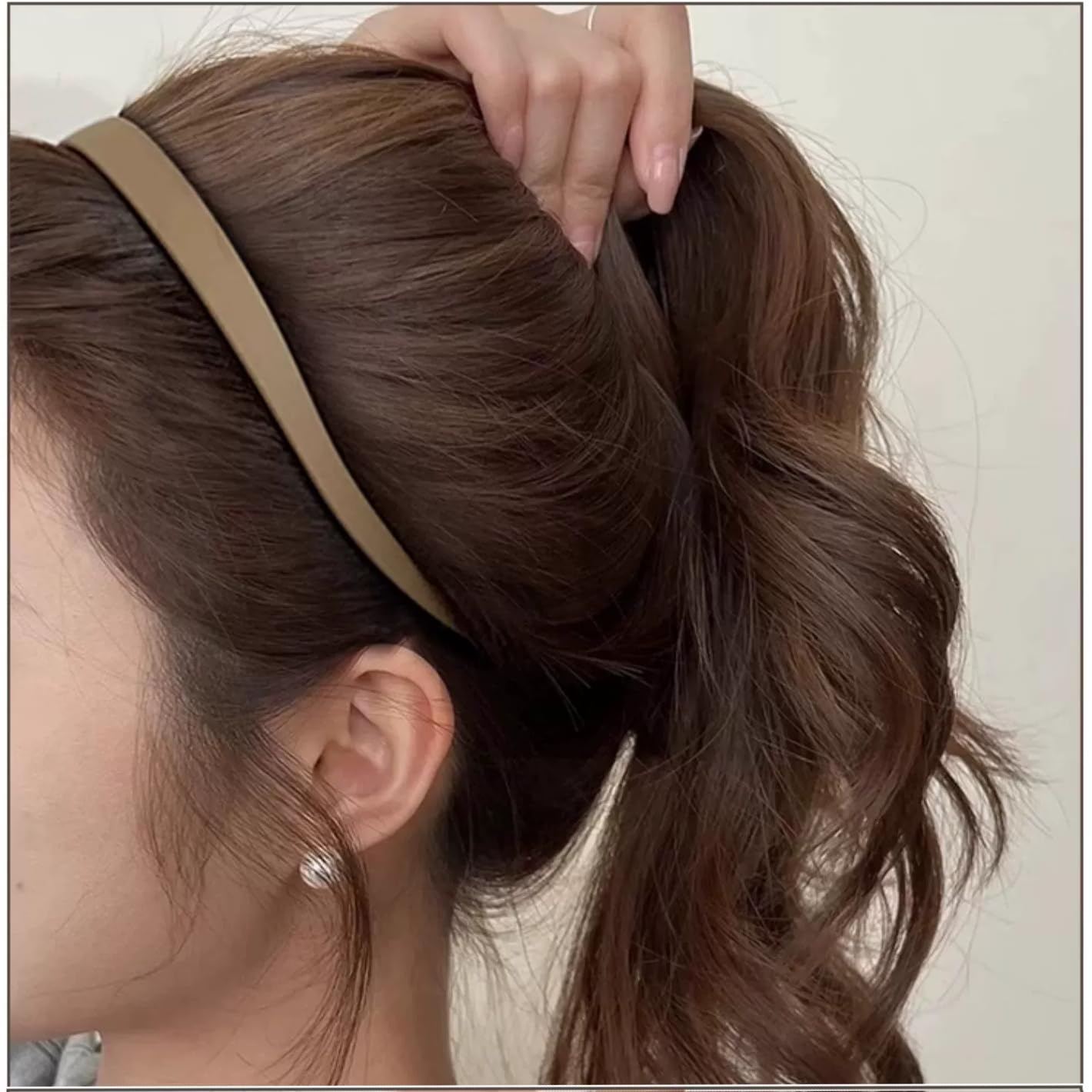 Springtime square headband beige close-up emphasizes non-slip grip.