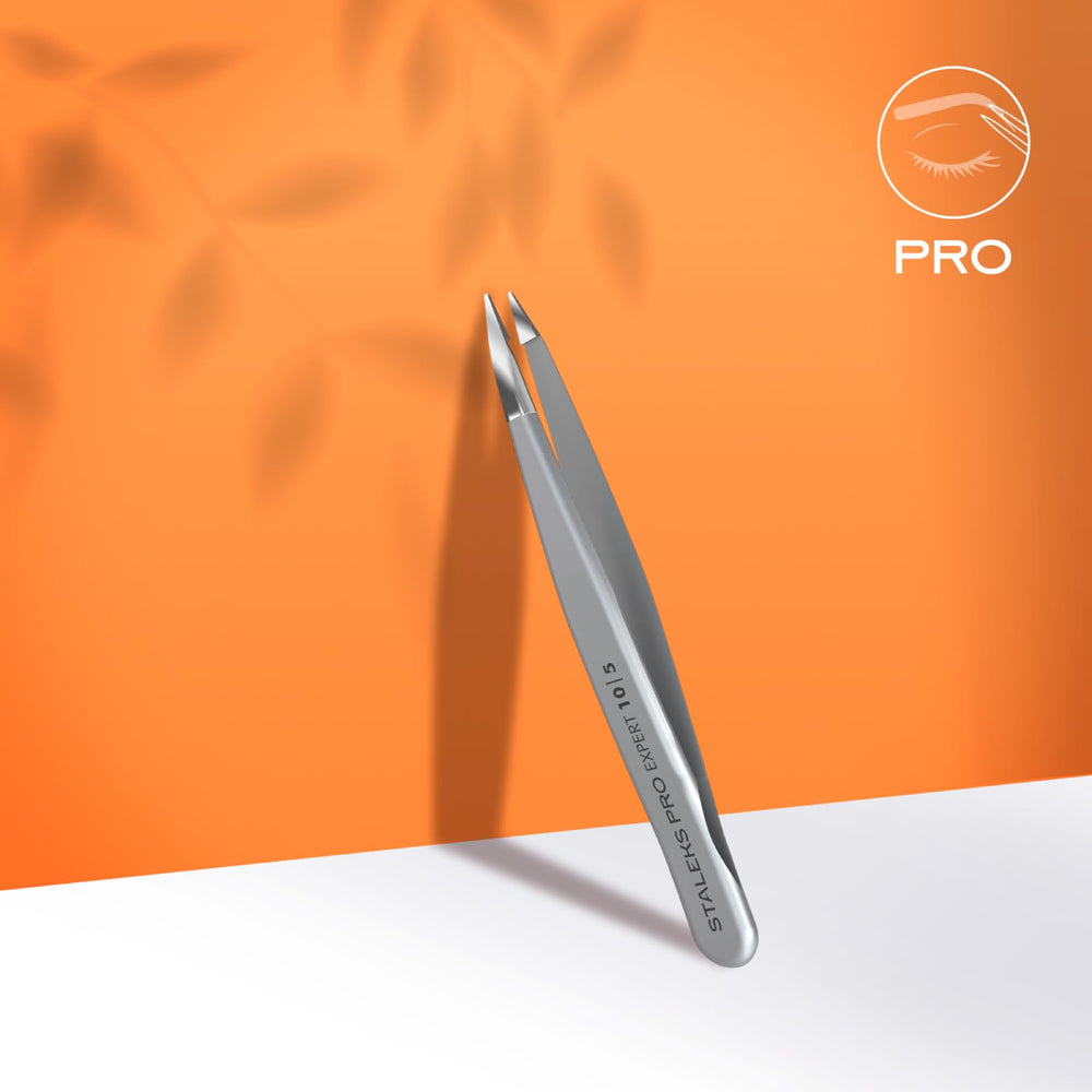 Staleks Pro Expert 10 eyebrow tweezers grip demonstrates secure catch on fine hairs.