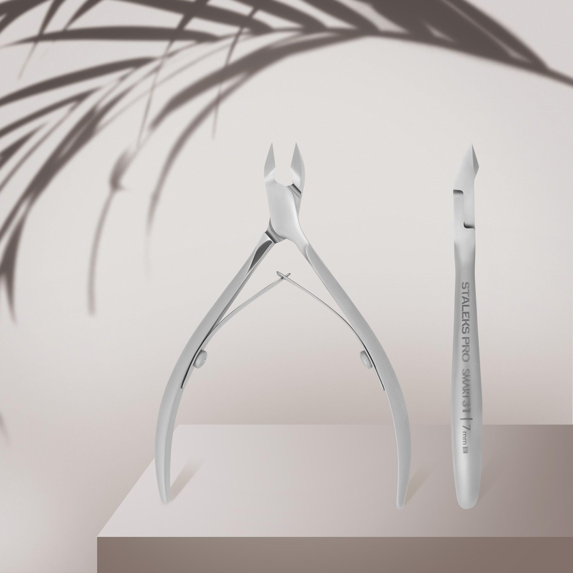 Staleks Pro SMART 31 ergonomic handle image emphasizing secure grip during comfortable grooming sessions.