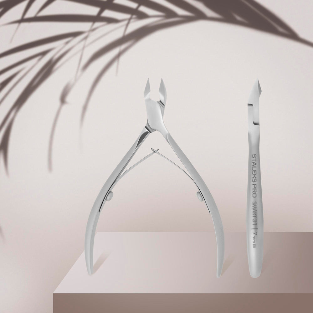 Staleks Pro SMART 31 ergonomic handle image emphasizing secure grip during comfortable grooming sessions.