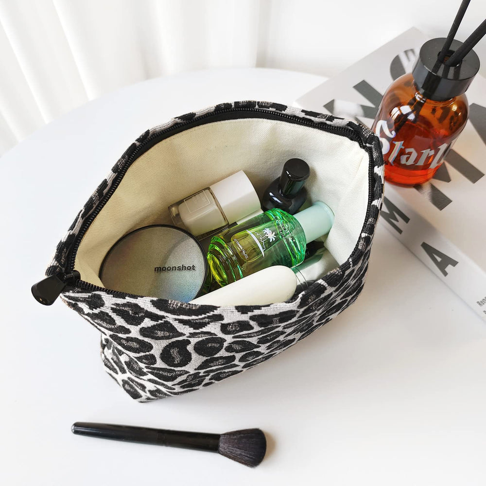 STARDW Leopard Makeup Bag zipper detail demonstrates secure closure for on-the-go use.