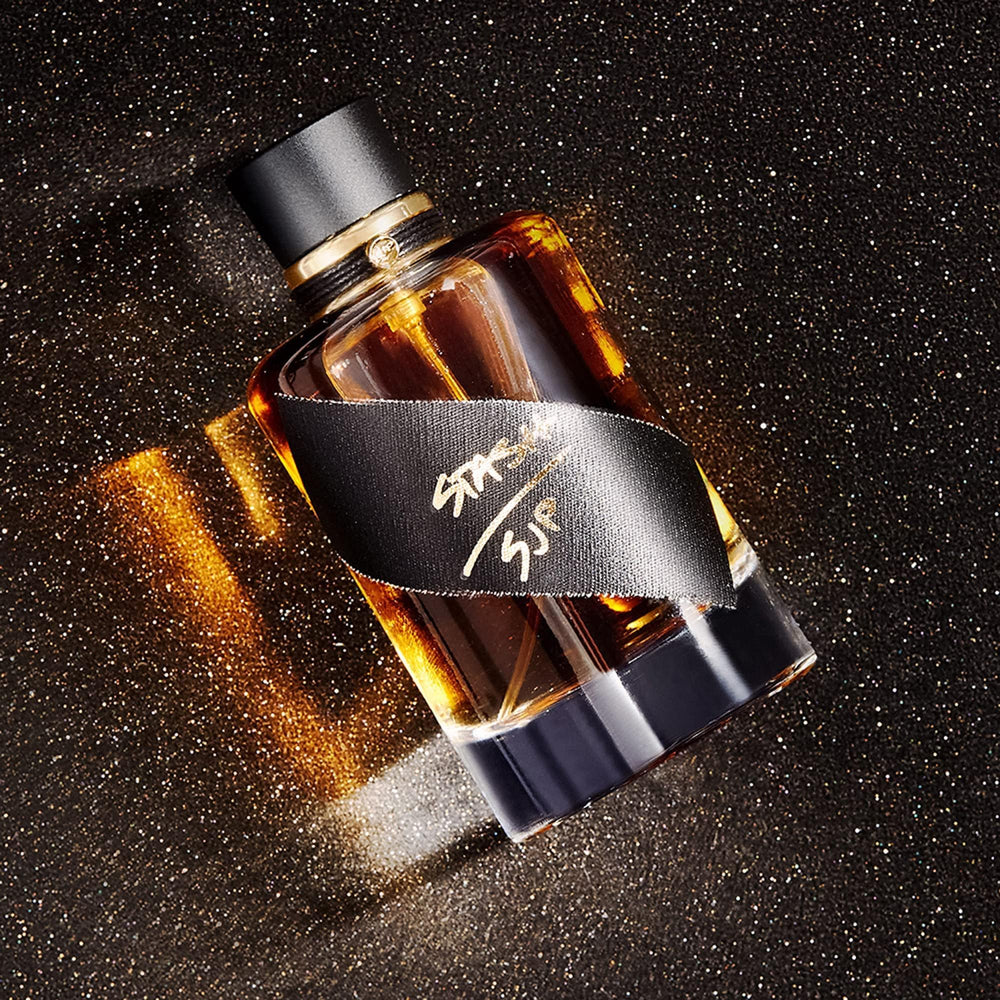 Stash by Sarah Jessica Parker notes graphic highlights woody-aromatic layers.