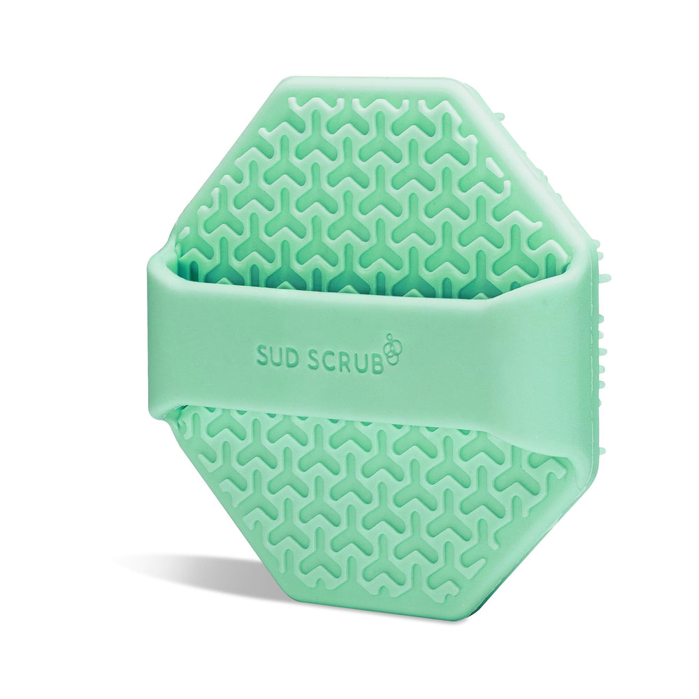 Sud Scrub mint in-hand use demonstrating a comfortable cleansing routine.