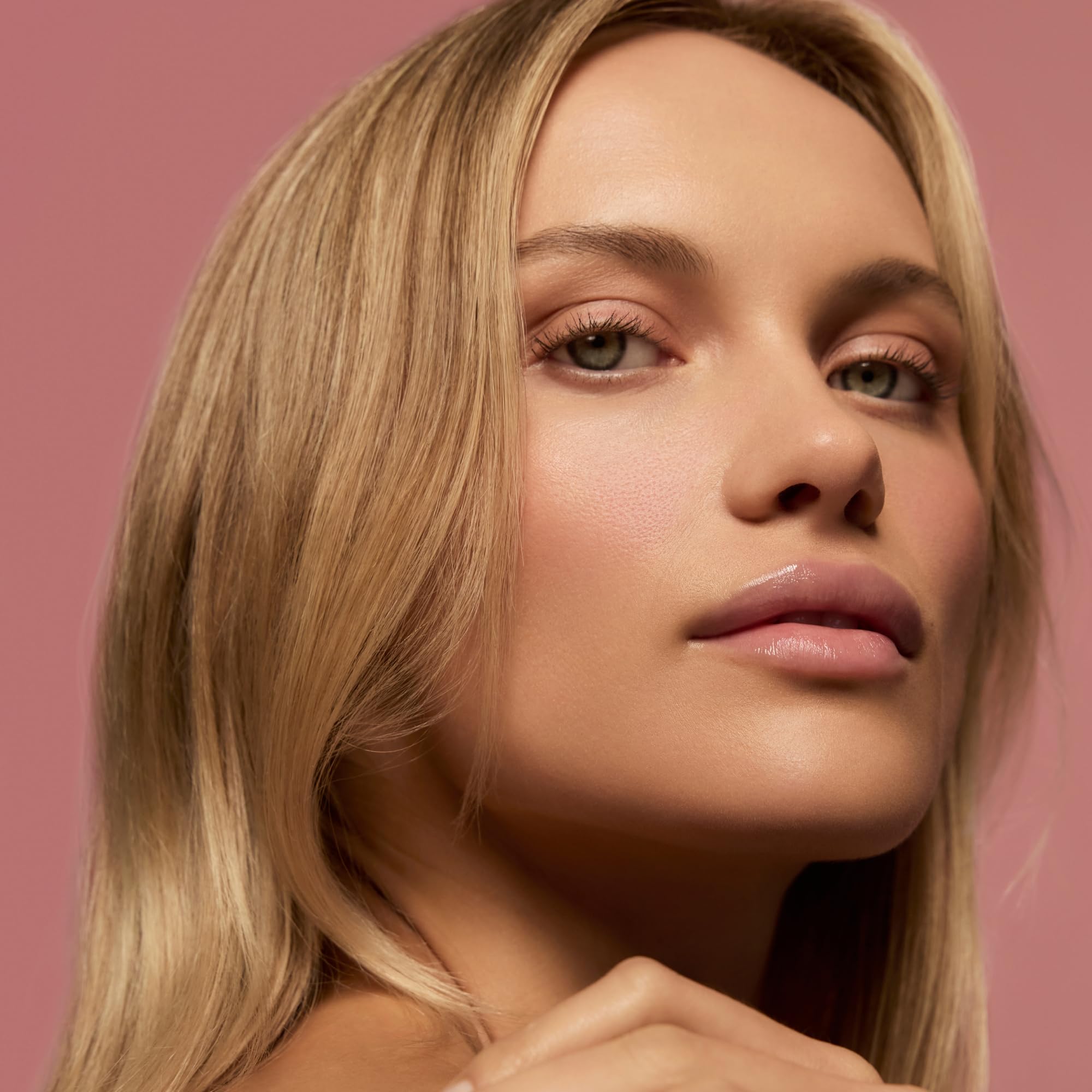 Summer Fridays Dream Lip Oil Rose Bud swirl on lips highlights luminous shine.