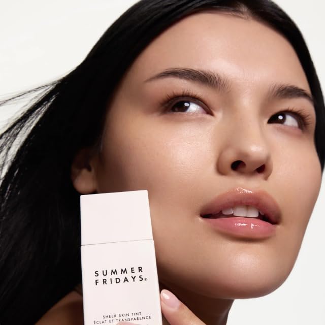 Cobertura suave de Summer Fridays Sheer Skin Tint mejora la apariencia de enrojecimiento.