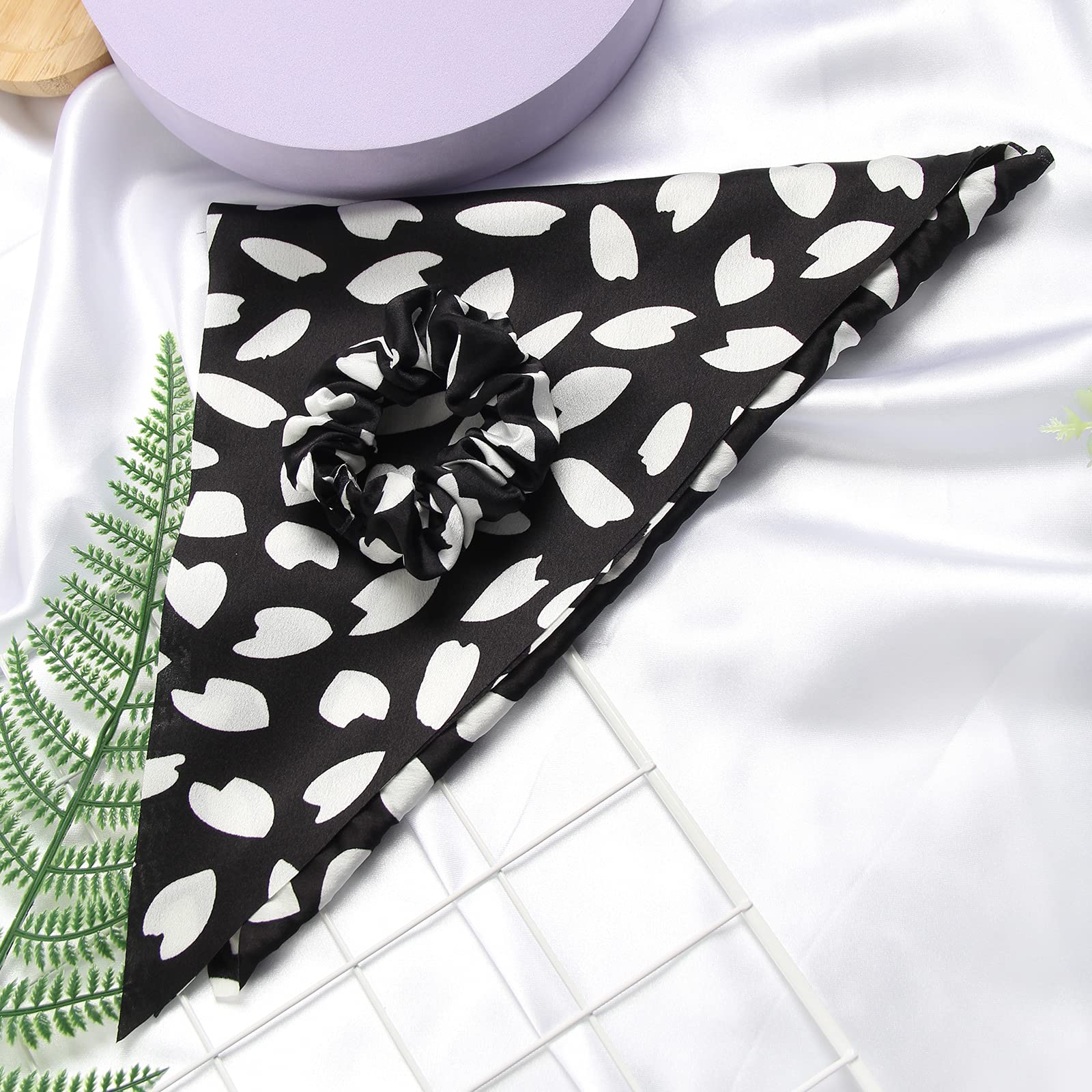 SUSULU white satin scrunchie offers gentle, crease-free styling for all-day wear.