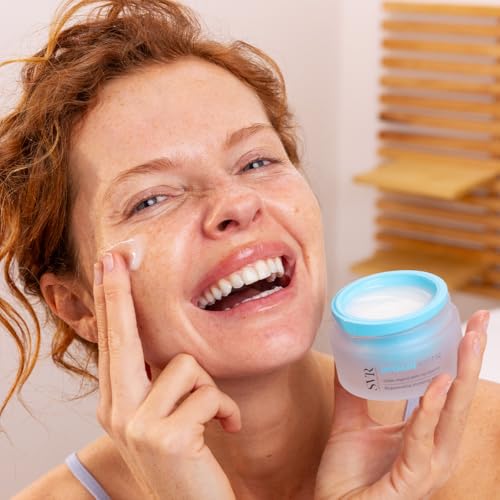 SVR HYALU Biotic gel texture close-up highlights a fresh non-greasy finish.