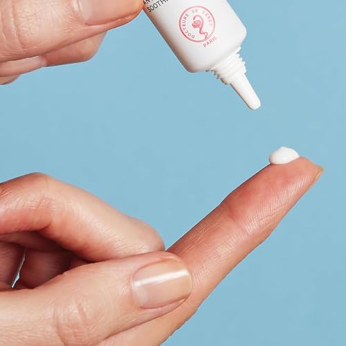 SVR Palpebral Eye Cream application on eyelids shows gentle, soothing use.