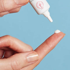 SVR Palpebral Eye Cream application on eyelids shows gentle, soothing use.