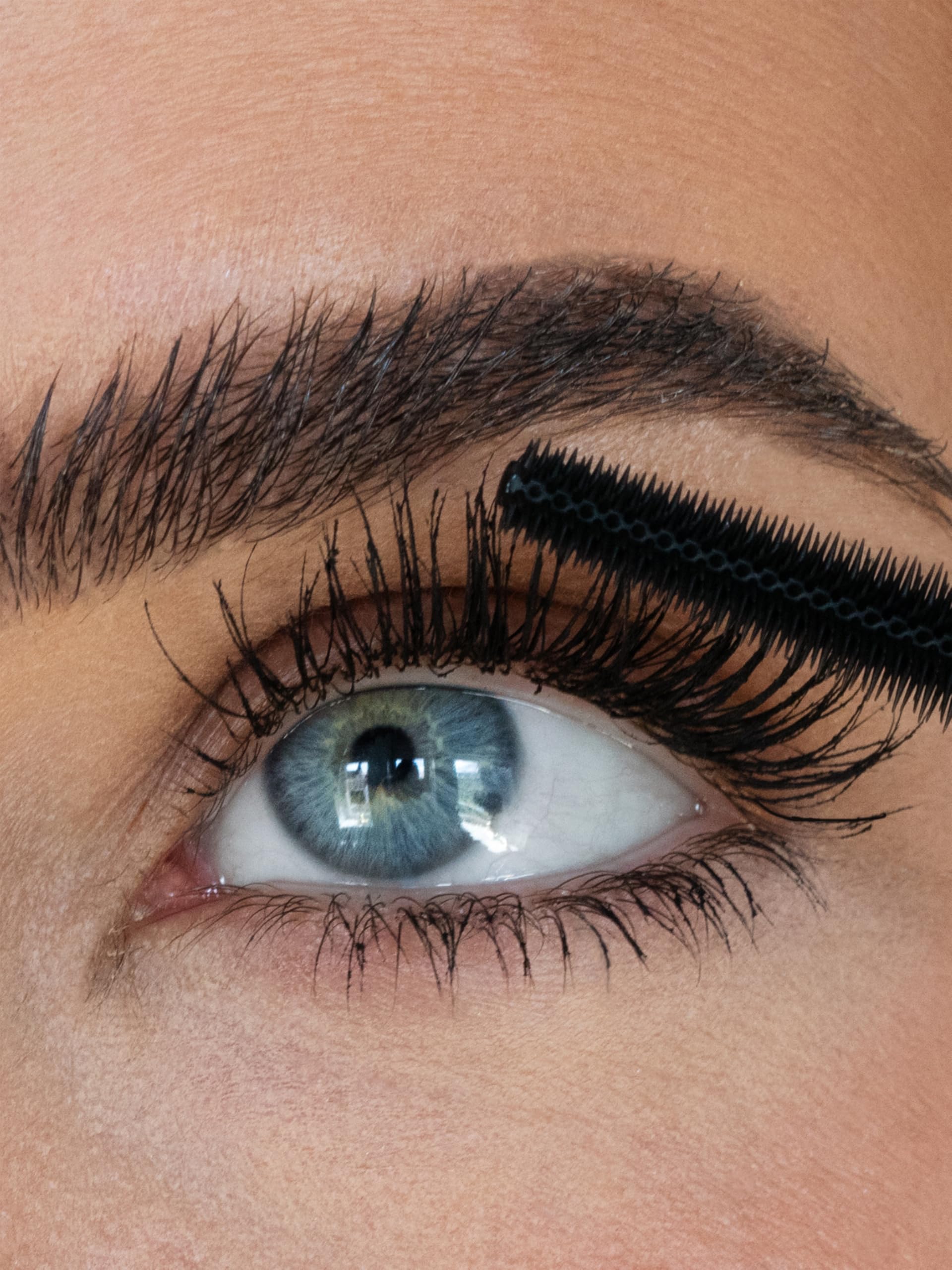 Sweed Cloud Mascara brush demonstrating precise lash separation from base to tip