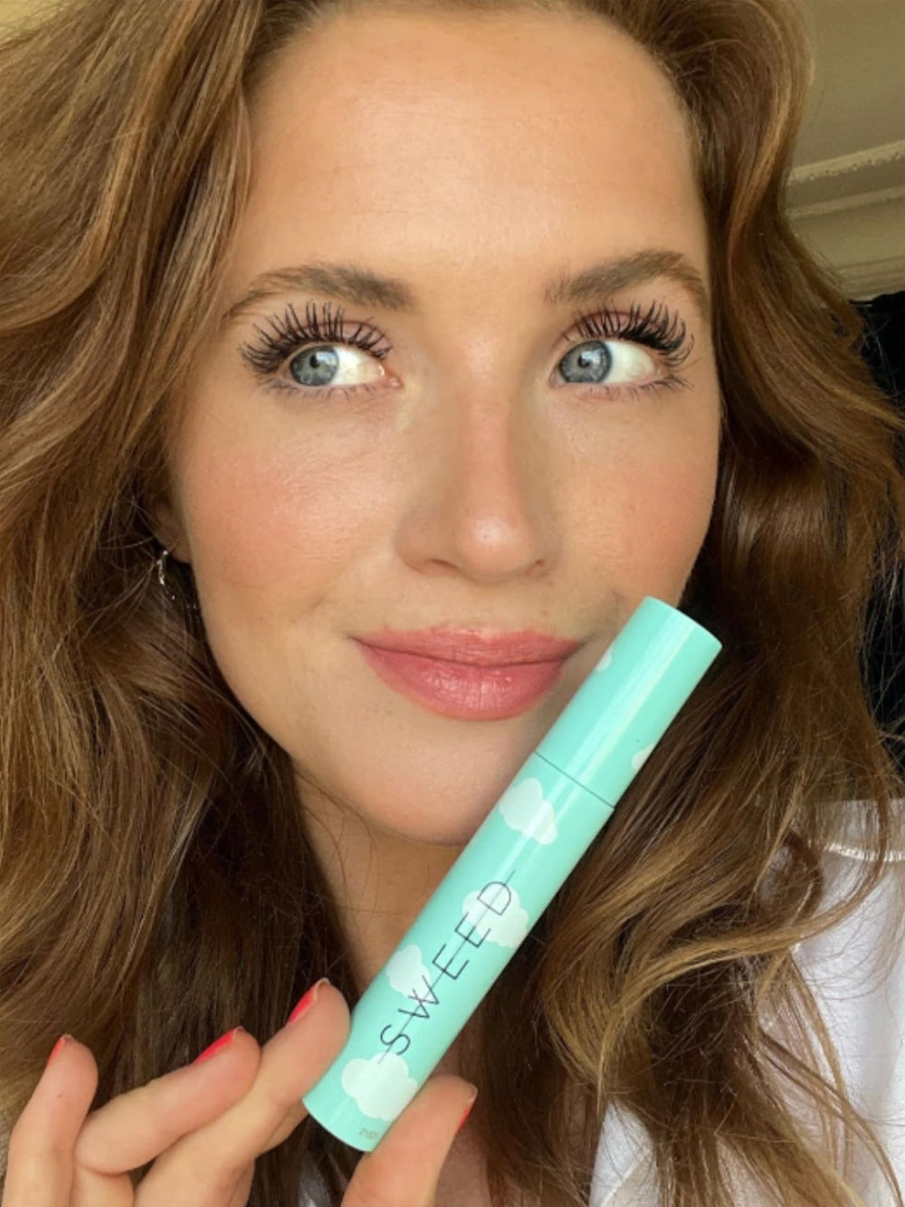 Sweed Cloud Mascara on lashes delivering dramatic fan-like volume and curl