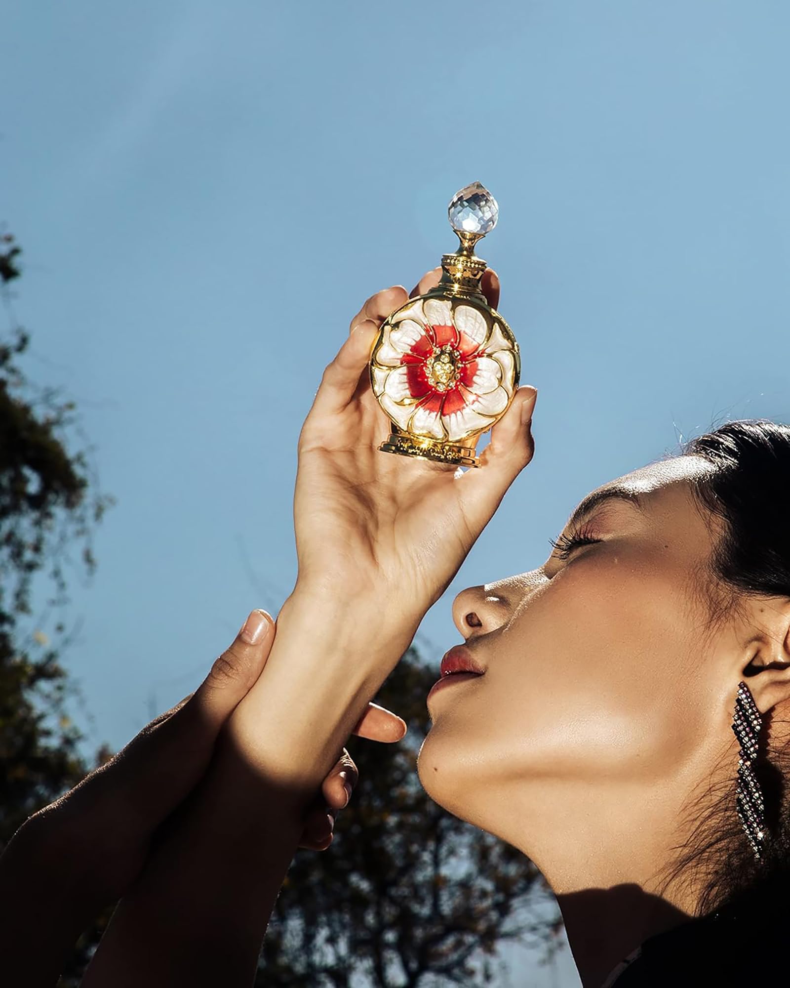 Swiss Arabian Layali Rouge heart notes peach and rose create a refined evening fragrance.
