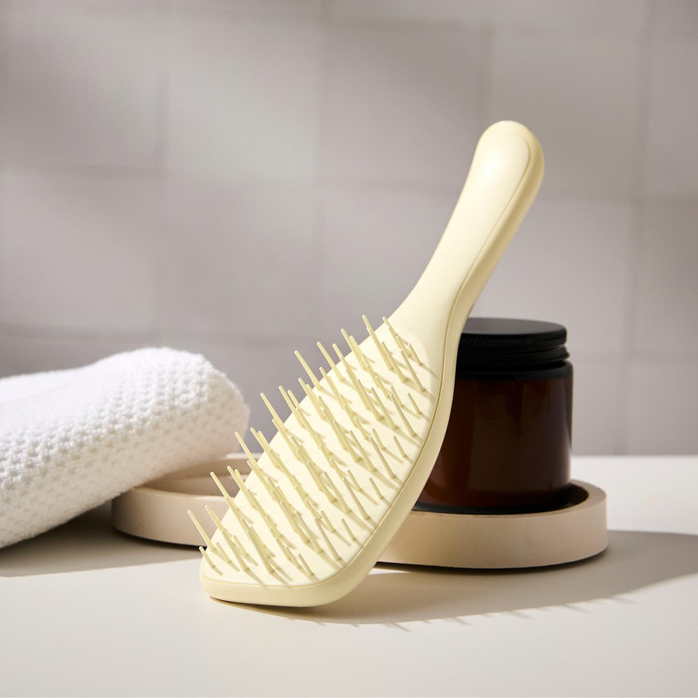 Tangle Teezer detangling action displays smooth brush strokes for easy styling